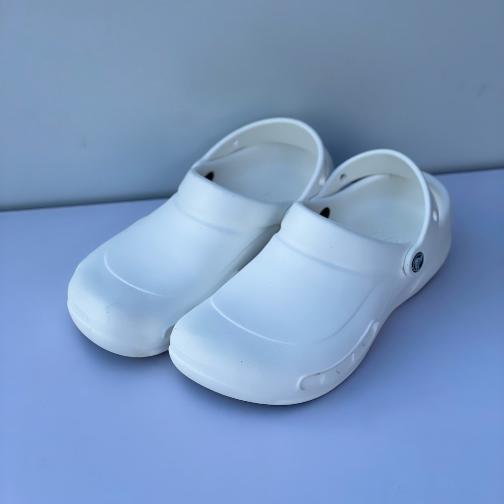White Bistro Crocs Women’s Size 9 Men’s Size 7 Slip on Shoes Clogs